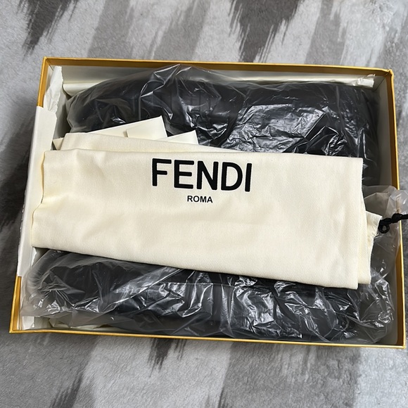 Fendi size 10 leather and suede black sneakers never been worn. - Picture 7 of 8